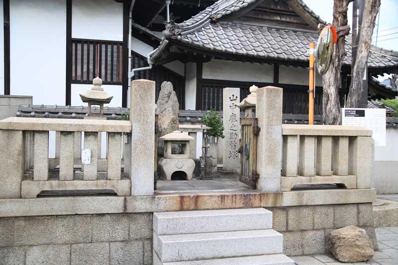 山中鹿介幸盛静観寺山門前の墓