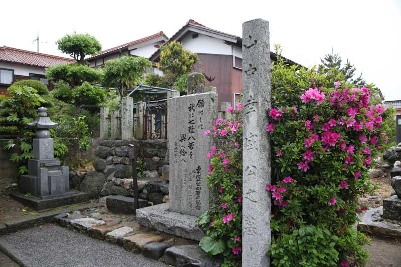 山中鹿介幸盛鹿野町幸盛寺内のお墓